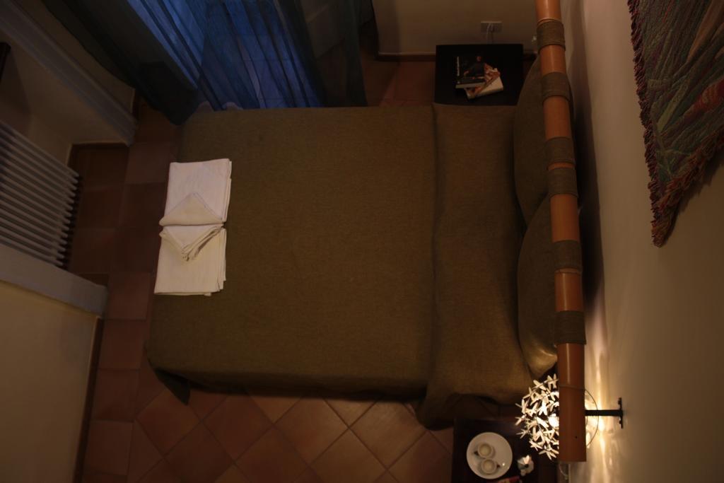 Dimora Dei Giganti Bed & Breakfast Наполи Стая снимка