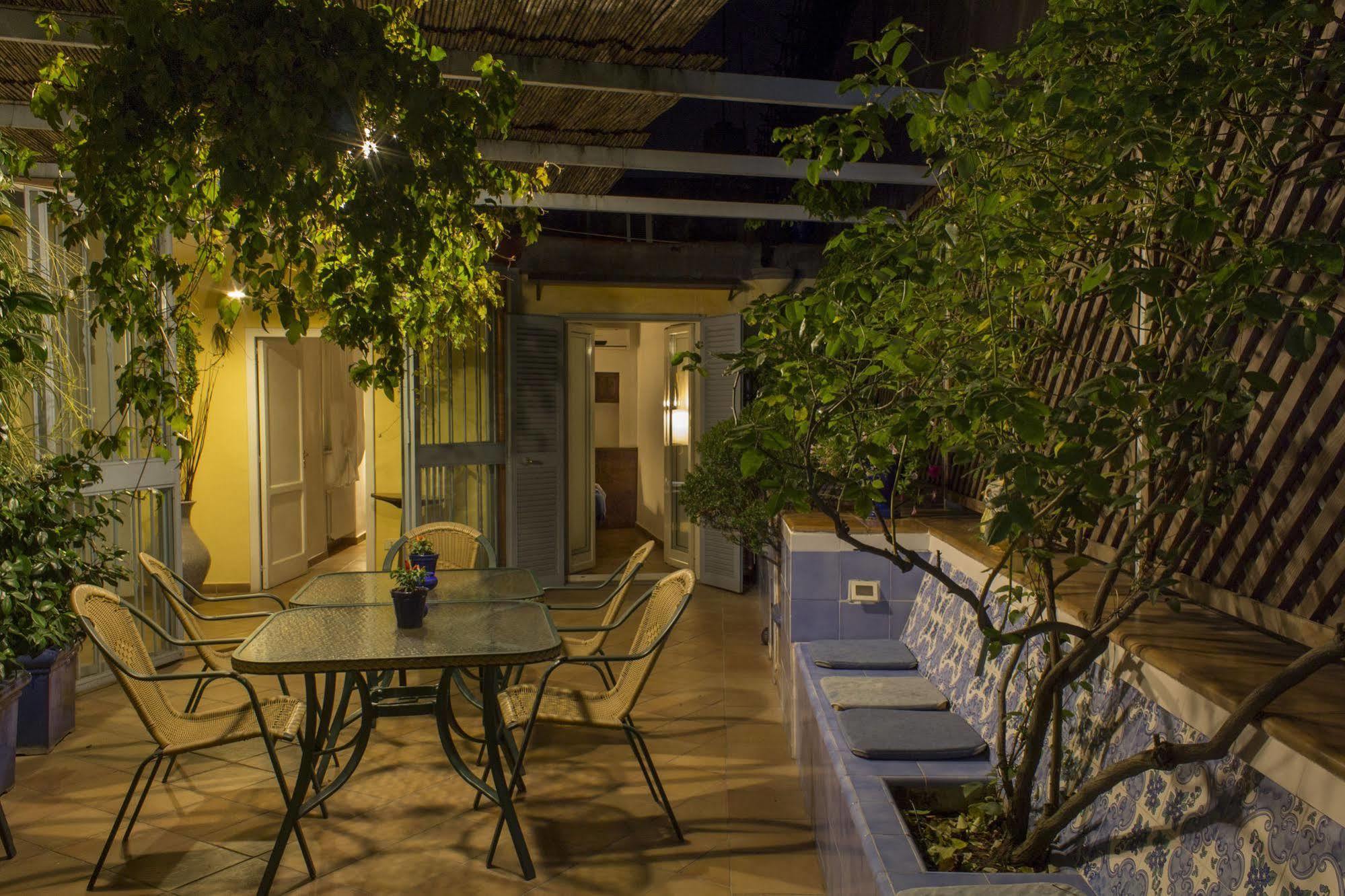 Dimora Dei Giganti Bed & Breakfast Наполи Екстериор снимка